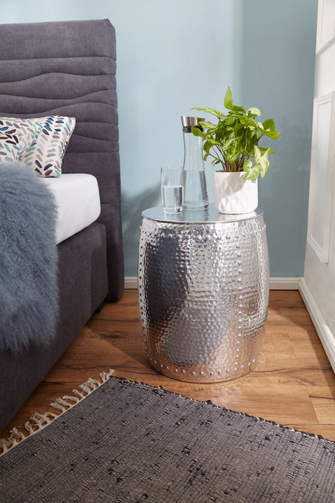 Rootz Side Table - Silver Aluminum - Oriental Round Table - Small Hammered Accent Table - Modern Metal Designer Filing Table - Narrow Table - 42x49x42cm