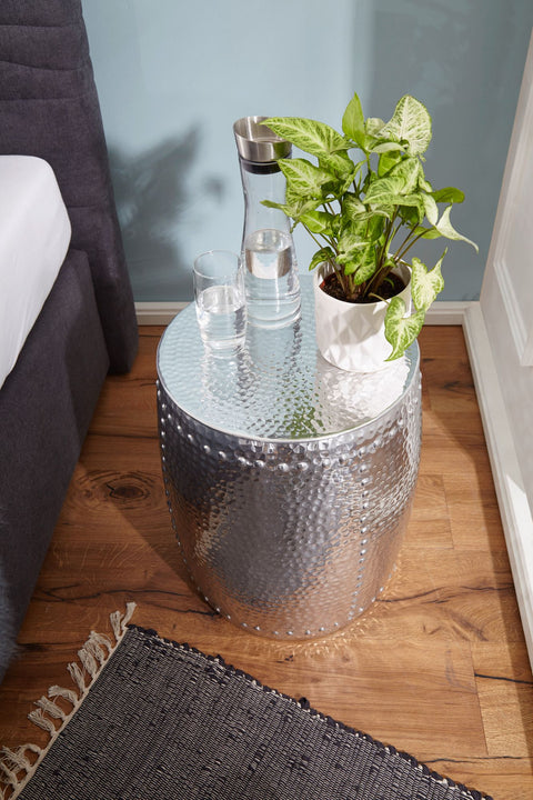 Rootz Side Table - Silver Aluminum - Oriental Round Table - Small Hammered Accent Table - Modern Metal Designer Filing Table - Narrow Table - 42x49x42cm