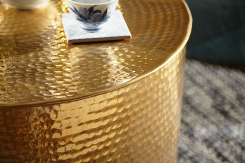Rootz Coffee Table - Oriental Round Gold - Aluminum - Flat Hammered Metal Side Table - Modern Design Living Room Table - Small Indian Lounge Table - 61x40.5x61cm