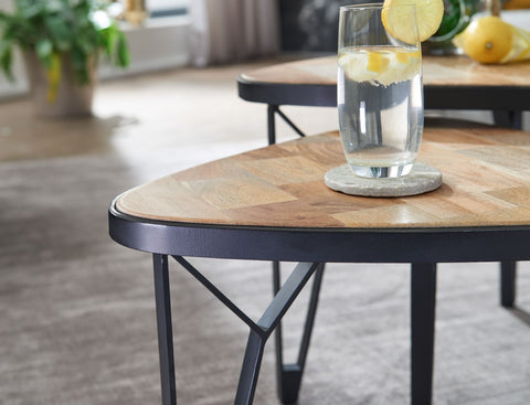 Rootz Nesting Tables - Triangular Design - Set of 2 Brown Coffee Table with Metal Legs - 2-Piece Placemat Nesting Table in Wood and Black Metal - Mango-Acacia Solid Wood