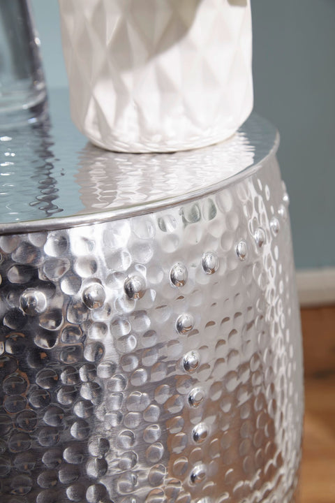 Rootz Side Table - Silver Aluminum - Oriental Round Table - Small Hammered Accent Table - Modern Metal Designer Filing Table - Narrow Table - 42x49x42cm